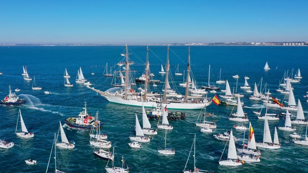 El &#34;Juan Sebastián El Cano&#34; saliendo de la bahía de Cádiz para iniciar su crucero de instrucción con 70 guardamarinas que finalizan ahora su singladura en la Escuela Naval de Marín.