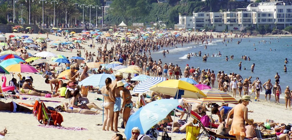 La playa de Samil vivió ayer una de las jornadas con mayor número de bañistas de este verano.