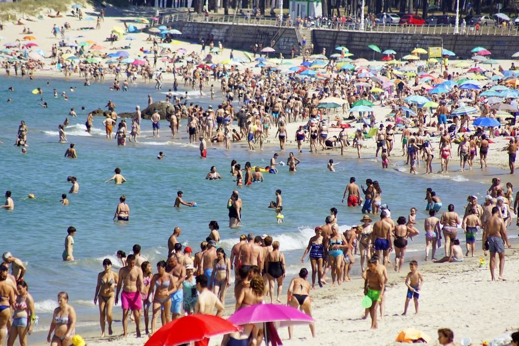 Cientos de bañistas abarrotaron ayer las playas de Vigo  en un día de intenso calor.
