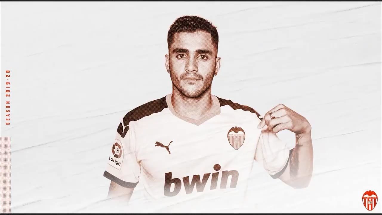 Maxi Gómez con la camiseta del Valencia