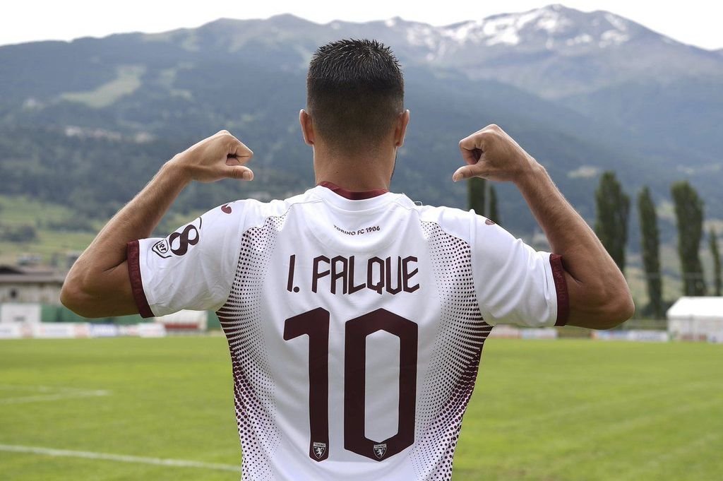 Iago Falque luce la camiseta con el número 10 del Torino.