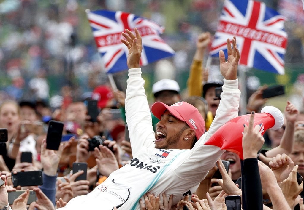 El piloto inglés Lewis Hamilton celebró con la afición local su sexto triunfo en Sivlerstone.