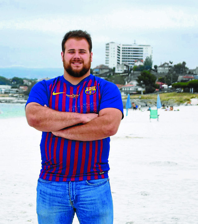 Marcos Muñiz posa en la playa de O Vao con la camiseta de la final de la Copa del Rey.