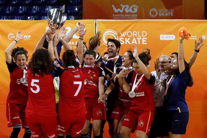 Las jugadoras de la selección española femenina de hockey patines festejan su triunfo con la copa