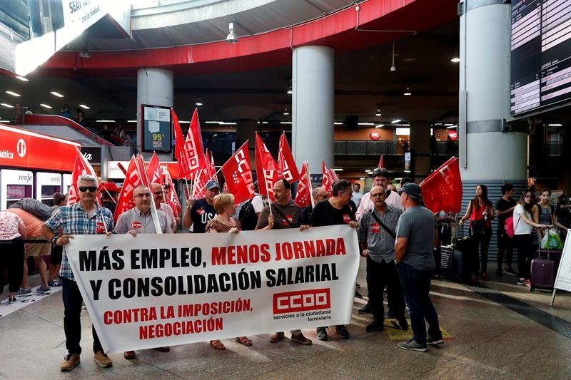 Los trabajadores y trabajadoras de Renfe durante la manifestación convocada esta mañana por Comisiones Obreras (CCOO) en Atocha