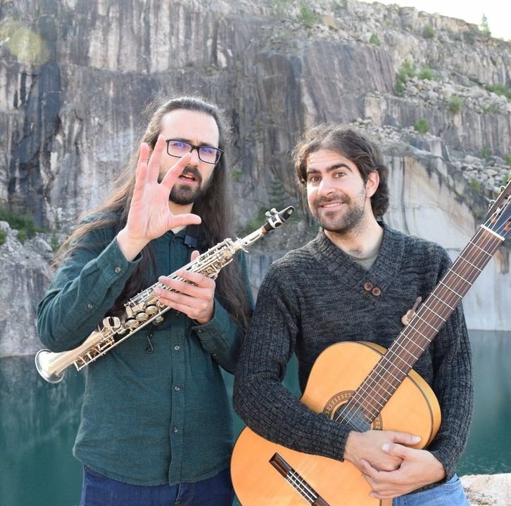 Hiago Ramilo, con el saxo y Maiguel Fraile, con la guitarra forman Lagoa Folk, donde reinterpretan la música tradicional con instrumentos clásicos.