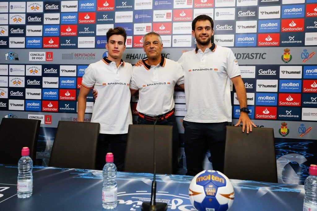 Gonzalo Pérez (izquierda) e Ian Tarrafeta (derecha) flanquean al seleccionador nacional Isidoro Martínez en su comparecencia de ayer.