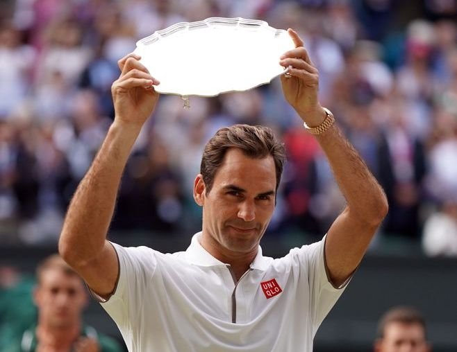 Roger Federer, con el trofeo de subcampeón de Wimbledon.