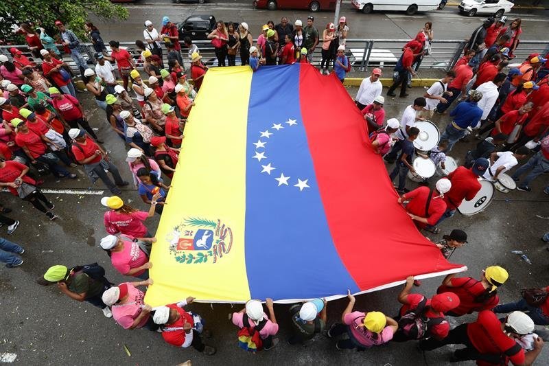 Simpatizantes chavistas participan en una manifestación en apoyo al Gobierno de Nicolas Maduro y contra el informe sobre los Derechos Humanos presentado por la ONU