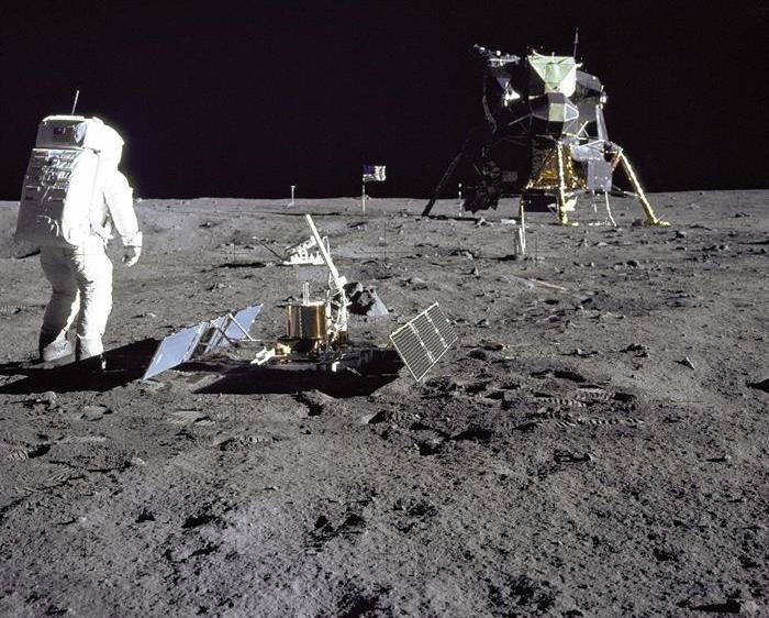 Edwin E. Aldrin Jr. durante una actividad extravehicular en la superficie de la luna.
