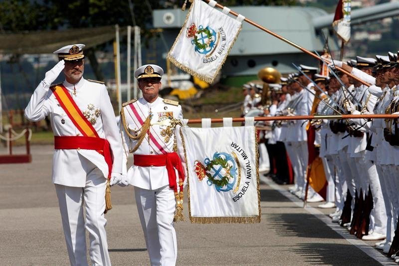 El rey Felipe VI durante el acto de entrega de los Reales Despachos a los nuevos oficiales de la Armada y la jura de bandera de los alumnos del primer curso de la Escuela Naval de Marín.
