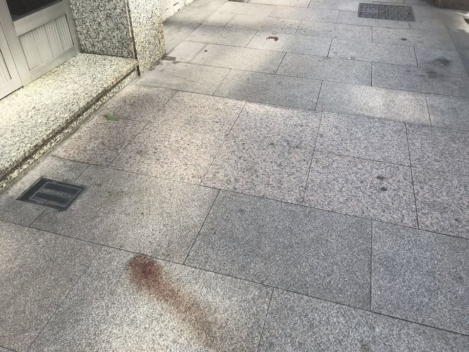 Los restos de sangre eran visibles todavía ayer en la calle.