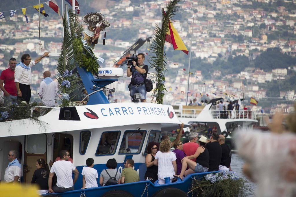 Las procesiones marineras como la de Moaña surcaron la Ría de Vigo.
