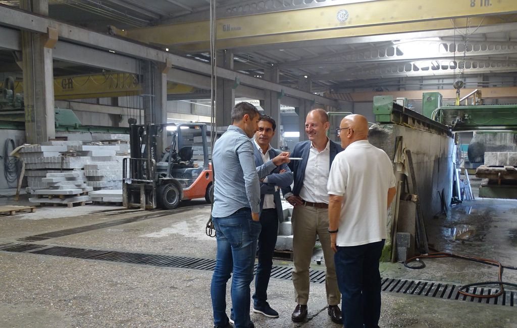 El director del Igape con responsables de la empresa Granilouro, durante su visita de ayer.