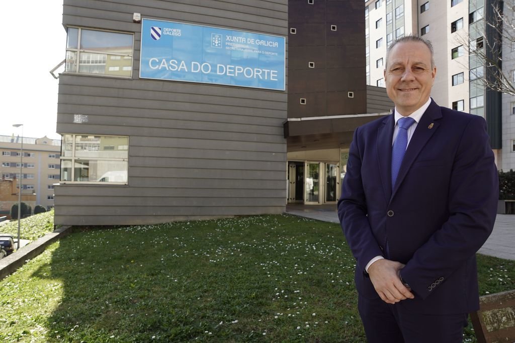 El presidente de la federación de balonmano, Francisco Blázquez, posa frente a la Casa do Deporte, en Vigo.