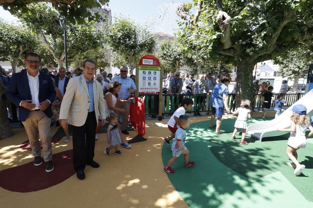 El alcalde durante la inauguración con los niños // J.V. Landín