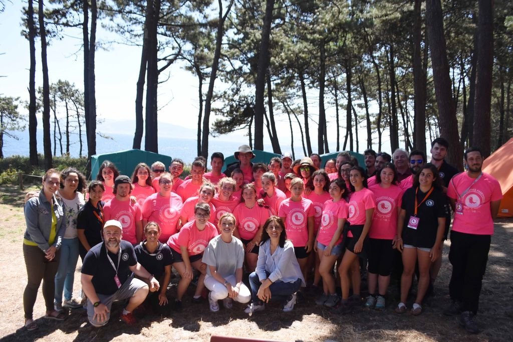 La primera tanda de voluntarios que se acercaron a Cíes está conformada por un total de treinta jóvenes.
