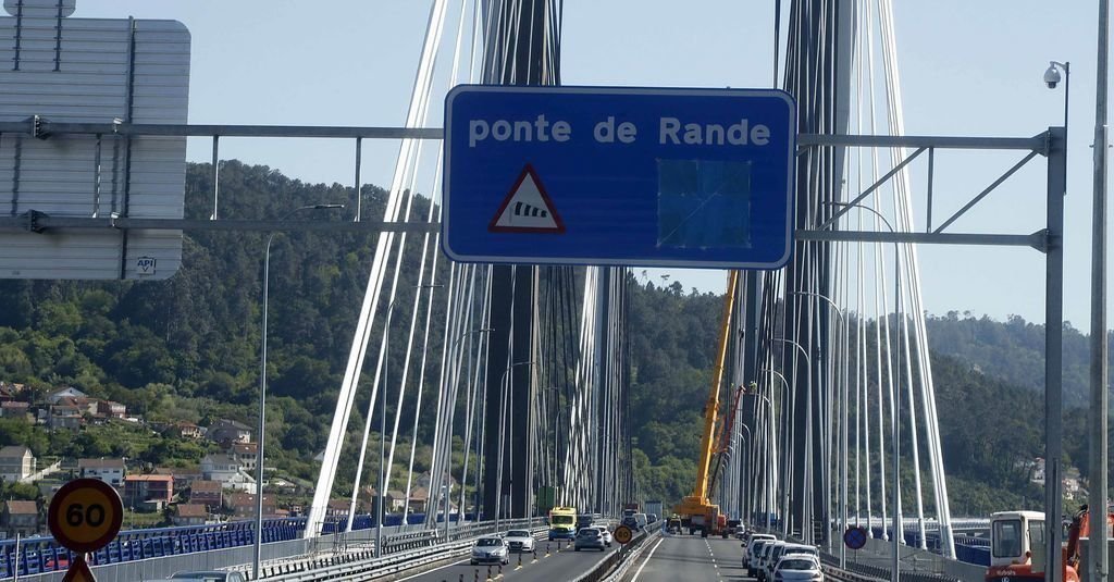 Ïmagen de atascos durante las obras de ampliación del puente del Rande.
