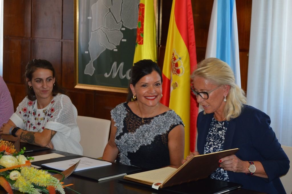 Corina Porro firmando en el libro de honor junto a Nidia Arévalo.
