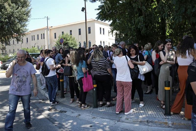Ciudadanos se reúnen en un área abierta después de un terremoto en el centro de Atenas