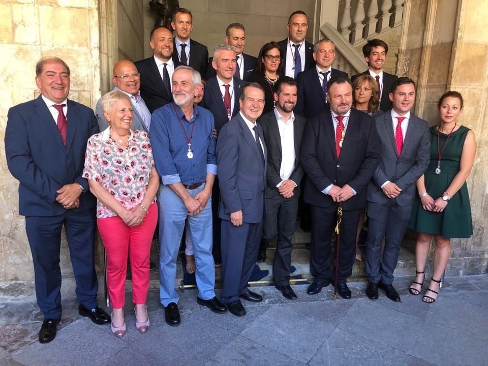 El alcalde de Vigo Abel Caballero asistió ayer a la toma de posesión del presidente de la Diputación de León, el berciano y socialista Eduardo Morán, que pone fin a dos décadas del PP en la institución.
