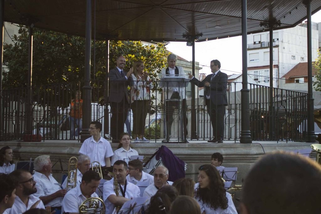 Toni Lomba (Germán Fandiño) dio el pregón de Bouzas desde el palco de la alameda de Suárez Llanos, a donde llegó flaqueado por los intérpretes de la banda de música.