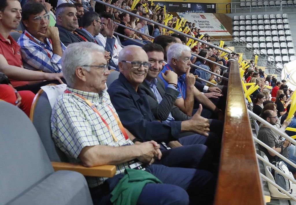 Fran Teixeira, presente en el palco de As Travesas en el partido de ayer junto al presidente de la Federación Gallega, Bruno López.