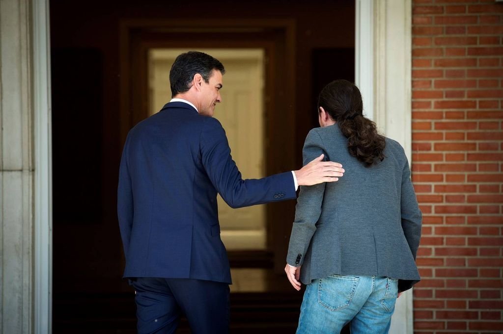 Sánchez e Iglesias se saludan durante una de las reuniones celebradas en La Moncloa.