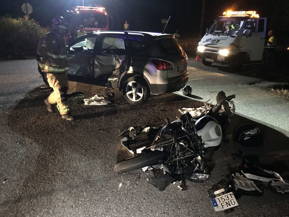 El vehículo y la motocicleta, implicados en el accidente mortal.