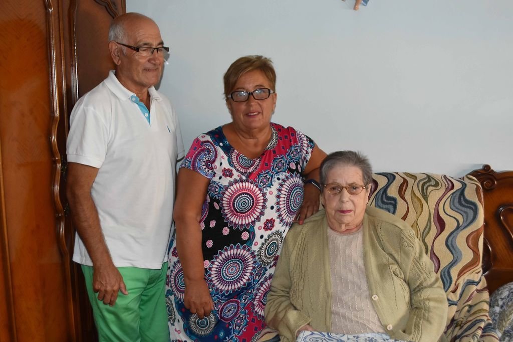 Irene, con su hija y su yerno, en su casa de la Travesía de Vigo.