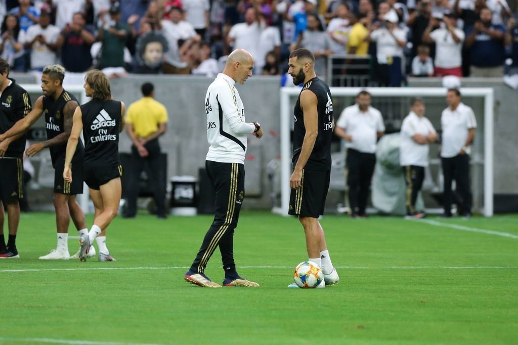 Zidane charla con Benzema durante un entrenamiento.