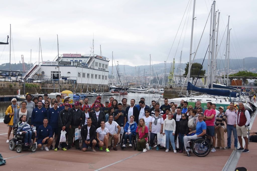 Todos los participantes en la Vigo a vela realizaron una fotografía de familia para inmortalizar la jornada.