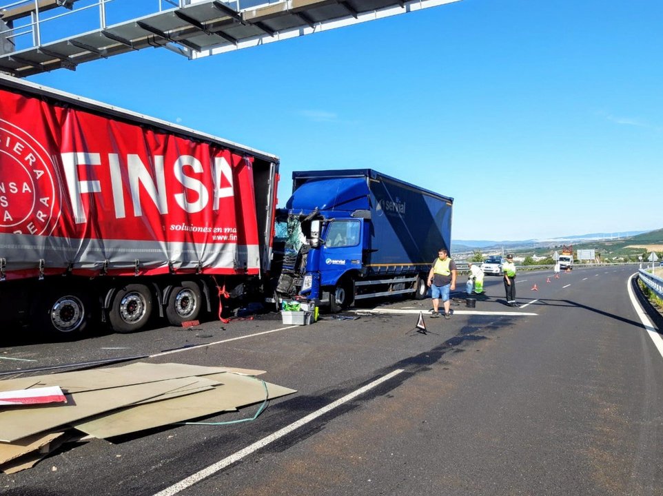 El choque entre los dos camiones y la carga de uno de ellos sobre la calzada de la Autovía de las Rías Baixas.