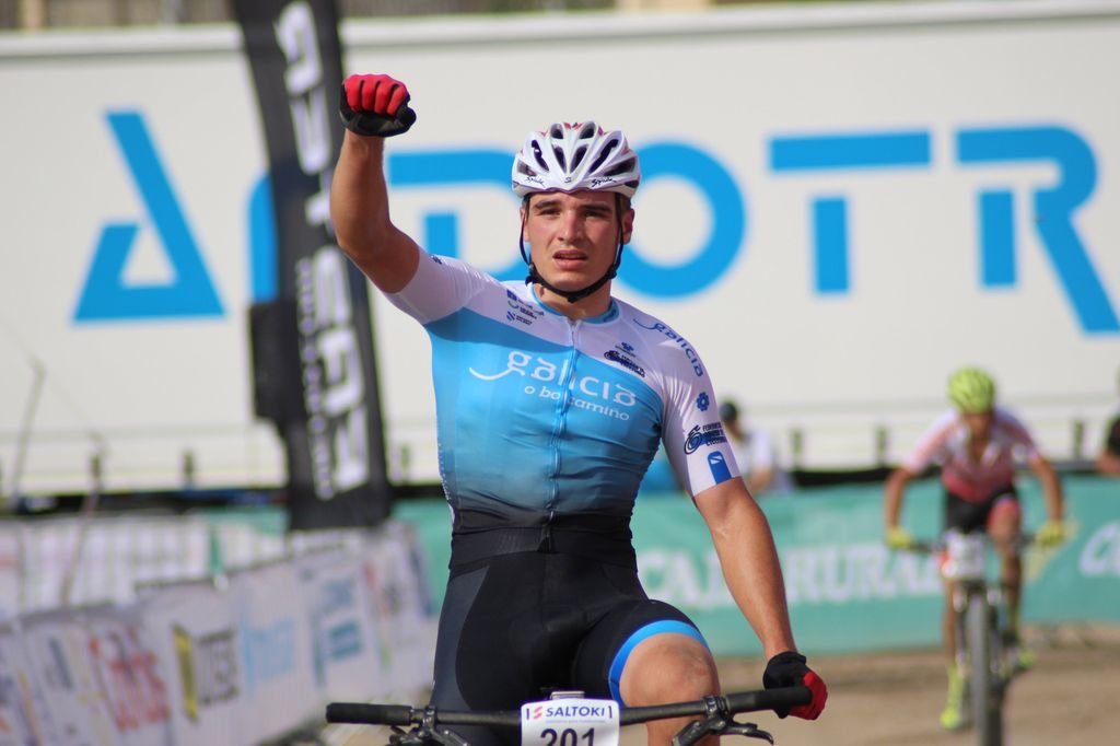 Carlos Canal, ciclista de Xinzo de Limia, se proclamó campeón de España júnior de cross country olímpico (XCO).