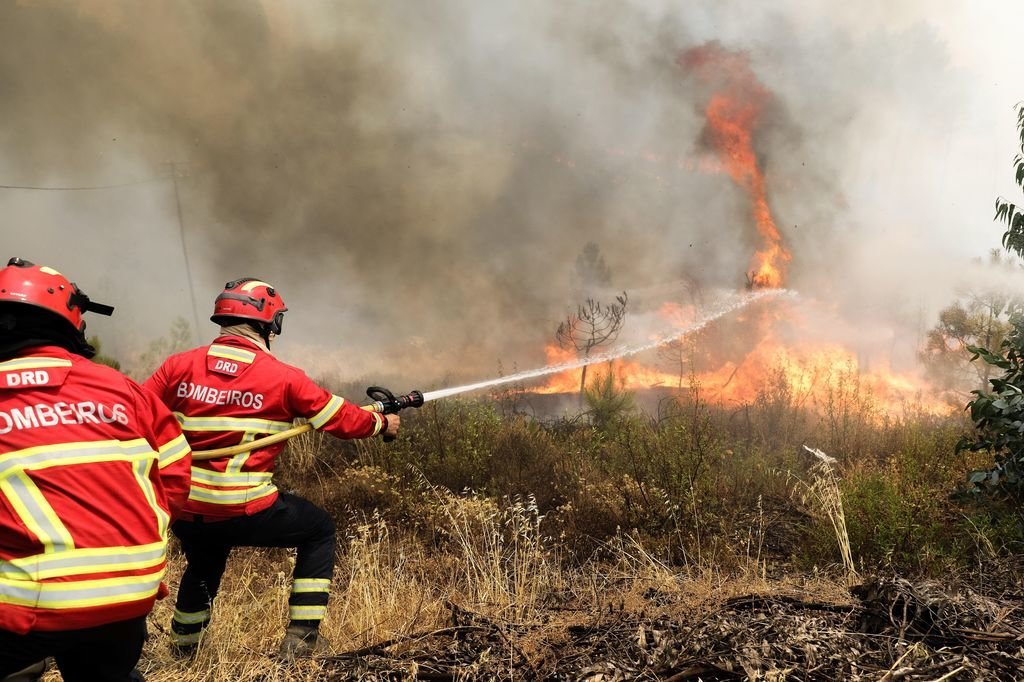 Un bombero intenta extinguir el fuego en Sarnadas, cerca del municipio de Maçao.
