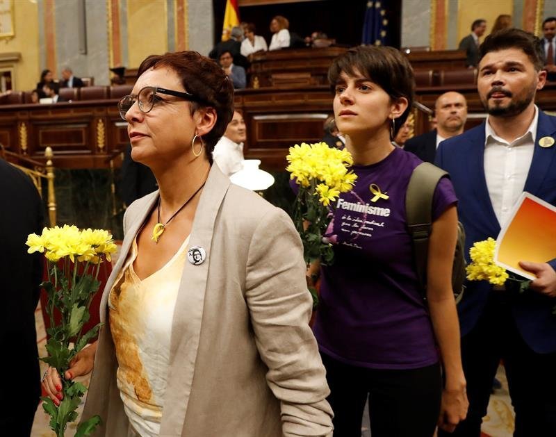 Los diputados de ERC han acudido este lunes al debate de investidura de Pedro Sánchez con ramos de claveles amarillos