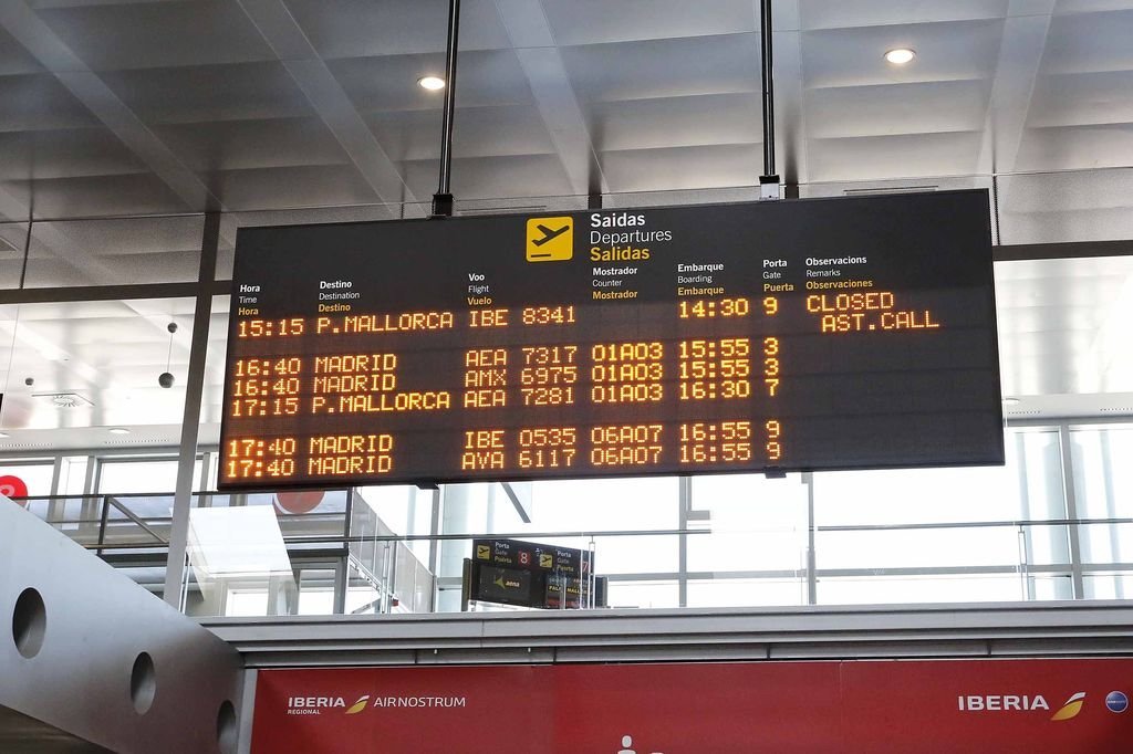 El aeropuerto de Peinador estrenó ayer la conexión estival con Mallorca e Ibiza de este año.