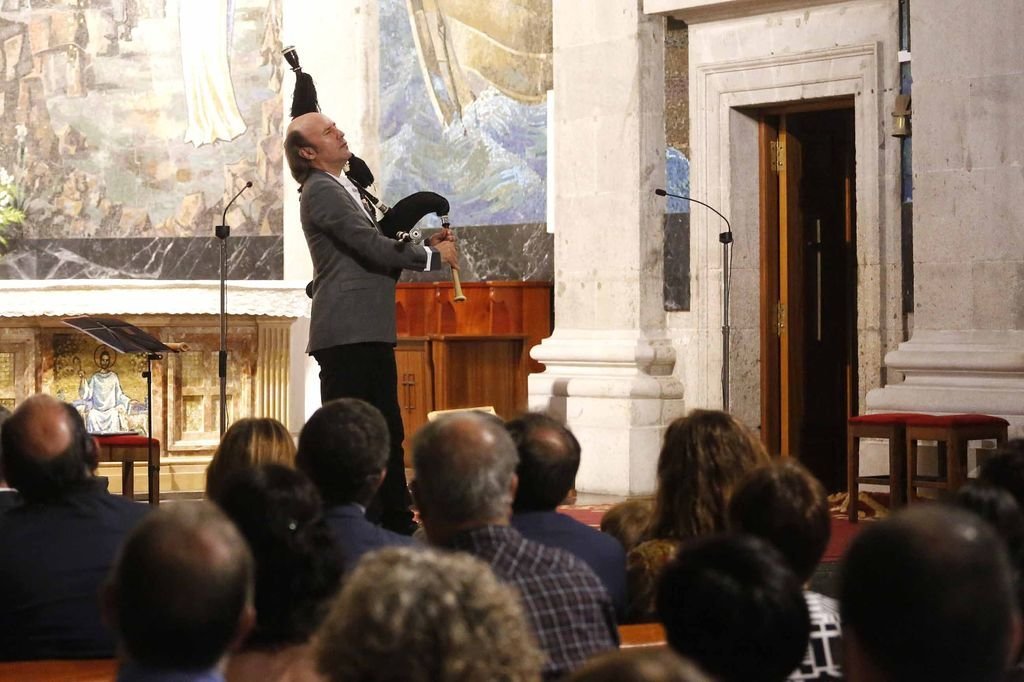 El gaiteiro Carlos Núñez interpretó una selección de canciones históricas relacionadas con su ciudad natal. La Concatedral llenó.