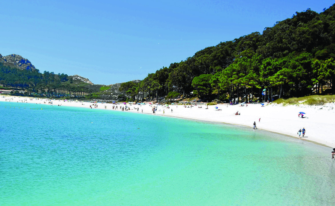 Las aguas cristalinas de la playa de Rodas son una de las principales razones por las que los turistas se acercan a visitar las Cíes.