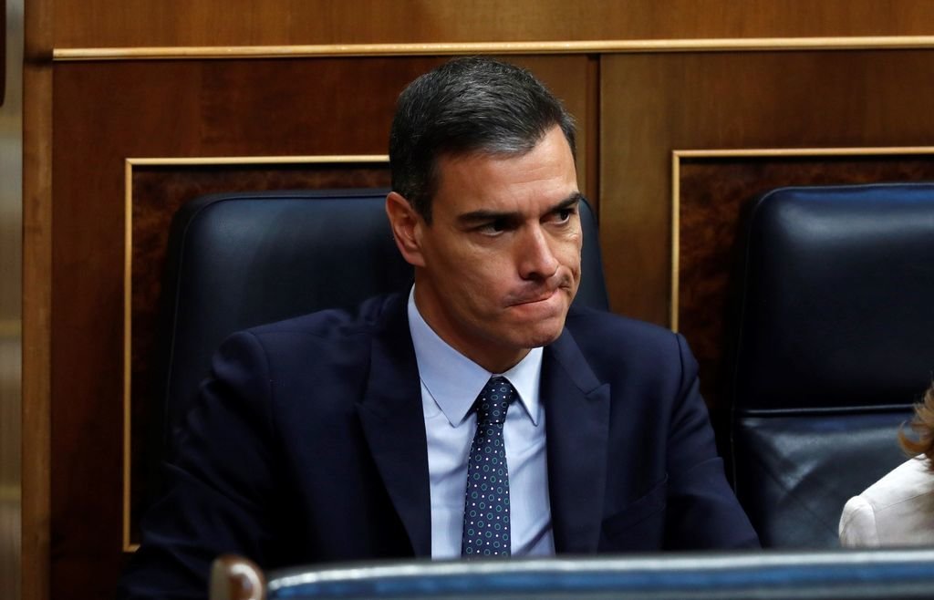 Pedro Sánchez, preocupado en su escaño, durante el segundo día del debate de investidura.