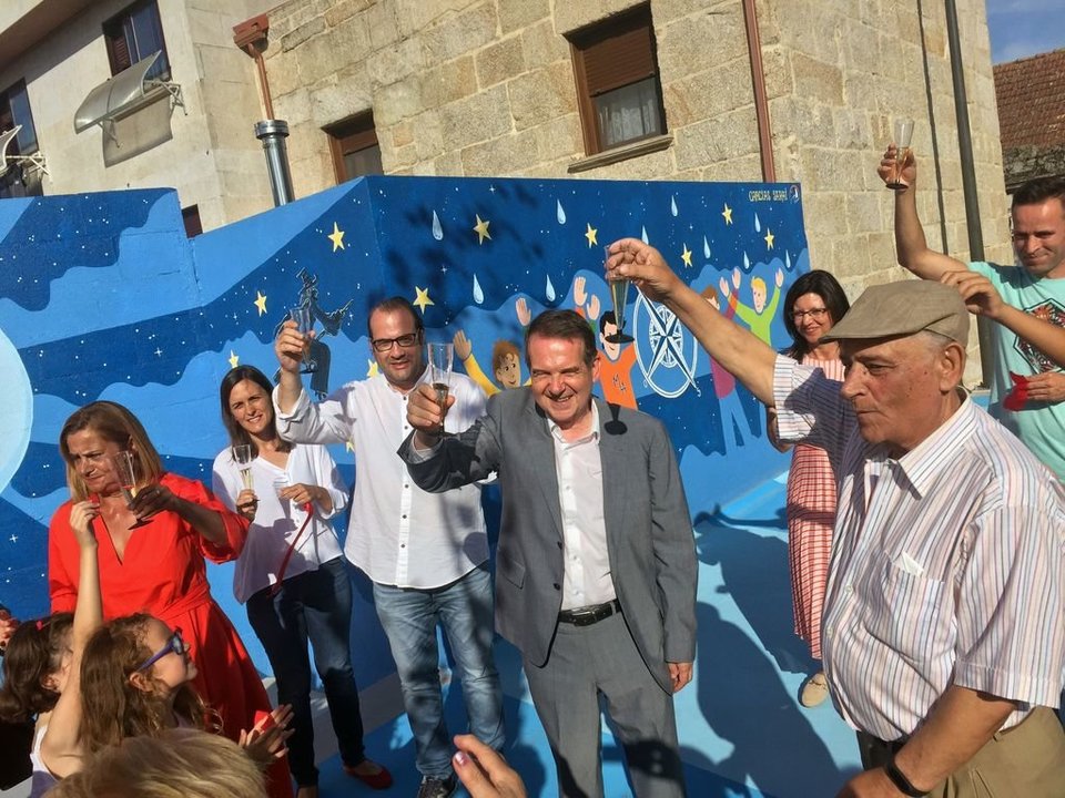 Caballero, Silva y Caride brindaron con los vecinos por el futuro del Barrio de Ribadavia.