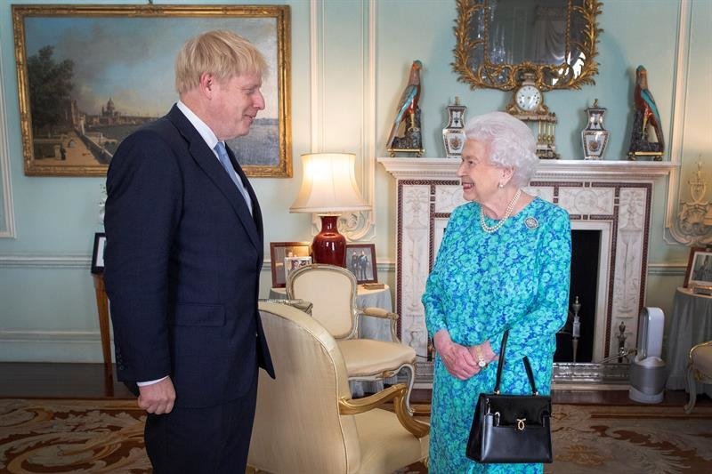 La reina Isabel II de Inglaterra recibe al recién elegido líder del partido conservador Boris Johnson durante una audiencia en el Palacio de Buckingham