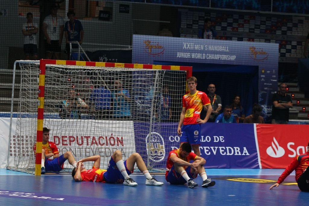 Los jugadores españoles, desolados sobre la pista tras consumarse la derrota.