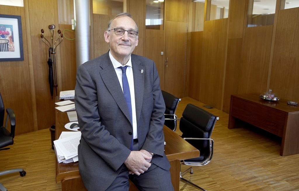 El rector Manuel Reigosa, en su despacho del campus.