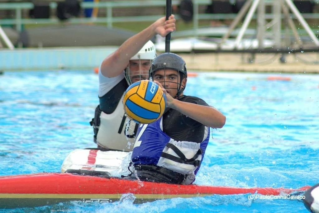Samu Pardavila, durante un partido de kayak polo.