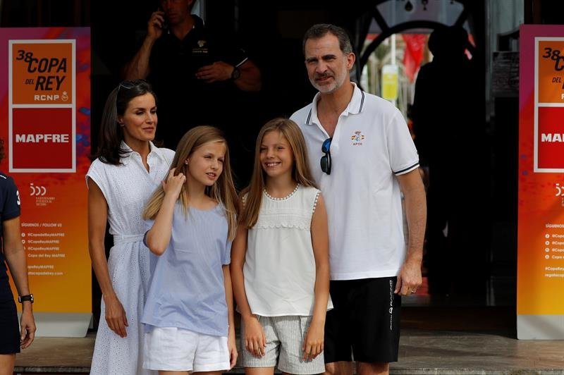 El rey Felipe, acompañado por la reina Letizia, la princesa Leonor y la infanta Sofía, a su llegada al Club Naútico de Palma