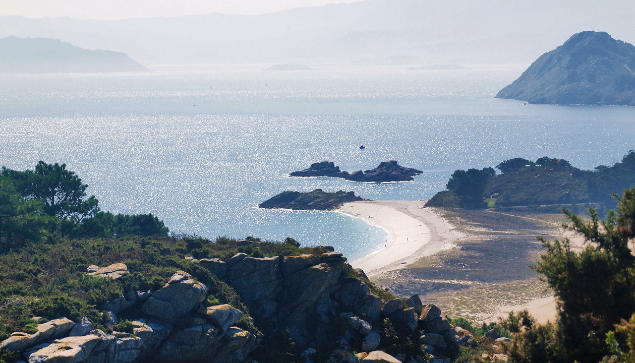 La playa de Rodas, que une la isla de Monte Agudo (o del Norte) con la isla de O Faro, vista desde el Alto do Príncipe, con la isla de San Martiño (o del Sur) al fondo.