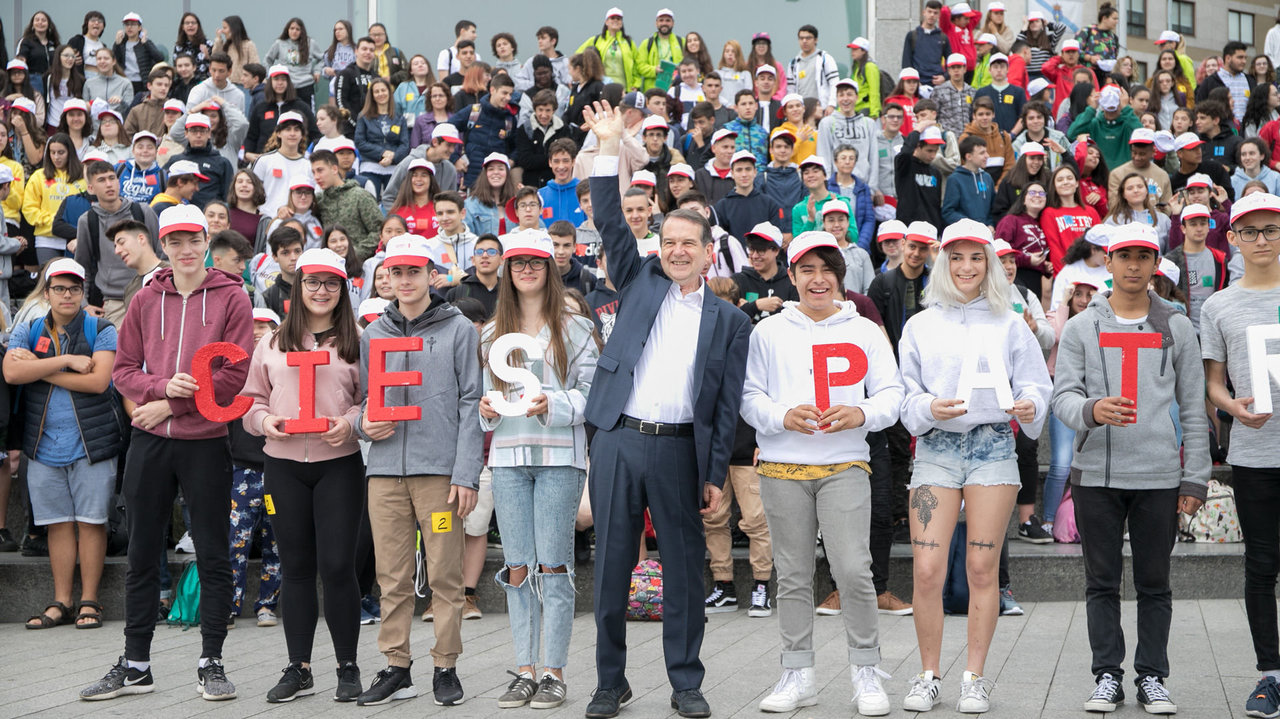 El alcalde de Vigo, con los escolares que viajaron al archipiélago con el programa “Planeta Cíes”.