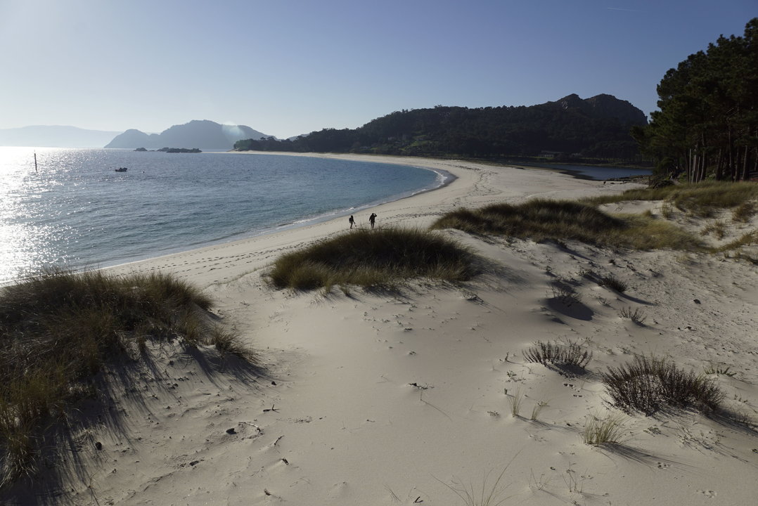 Imagen de la playa de Rodas, donde se puede apreciar perfectamente su sistema dunar.