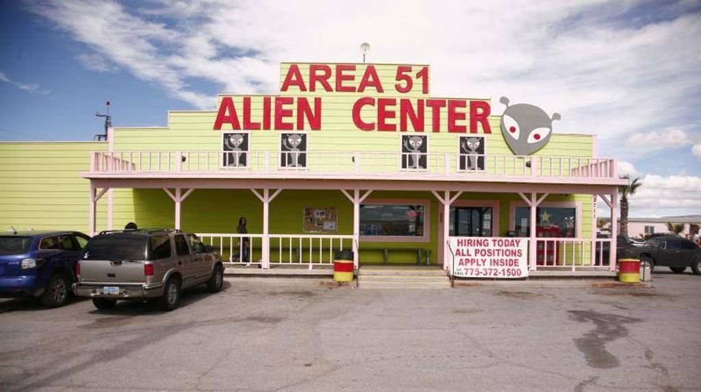 La atracción del Centro Turístico Alienígena es el punto de encuentro para iniciar la invasión del Área 51.